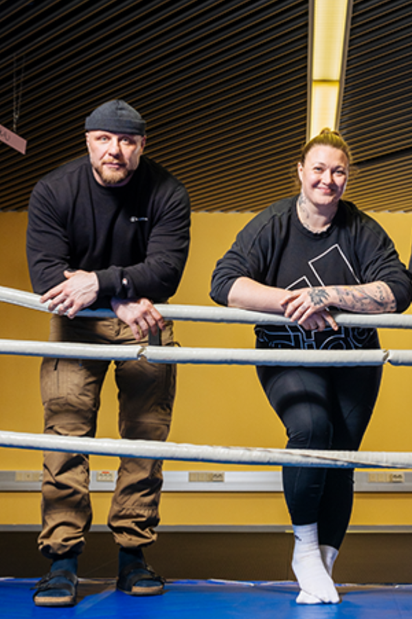 Gettogymin työntekijät hymyilevät kameralle.