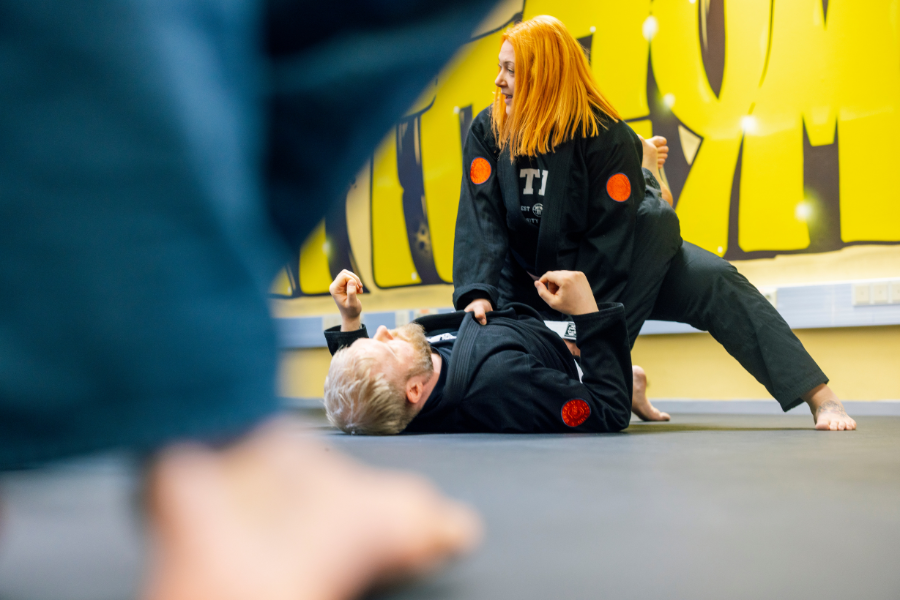 Kaksi ihmistä Gettogymillä kamppailulajin tiimellyksessä.