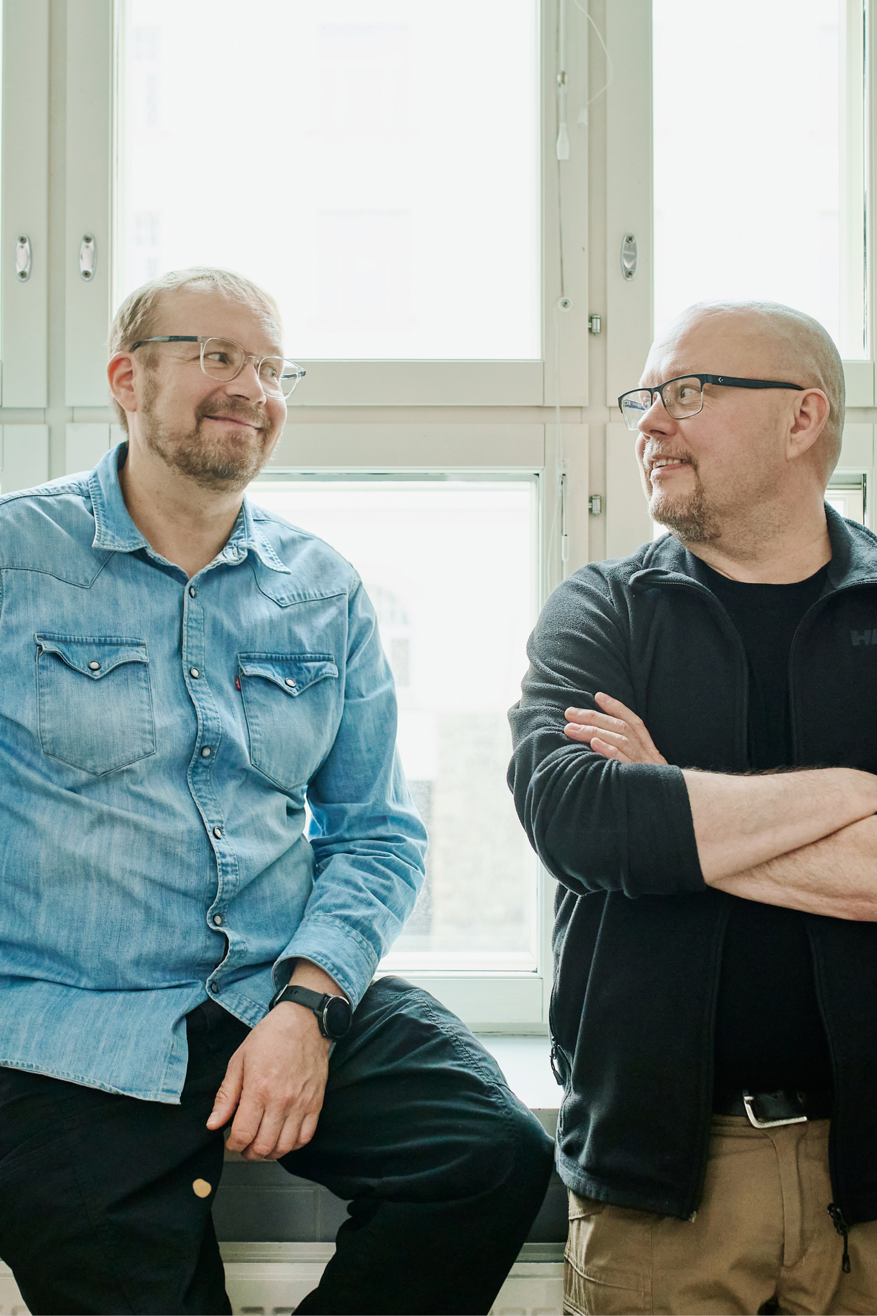 Aggredin väkivaltatyön erityisasiantuntija Kriko Huhta ja väkivaltatyön päällikkö Petri Salakka katsovat toisiaan